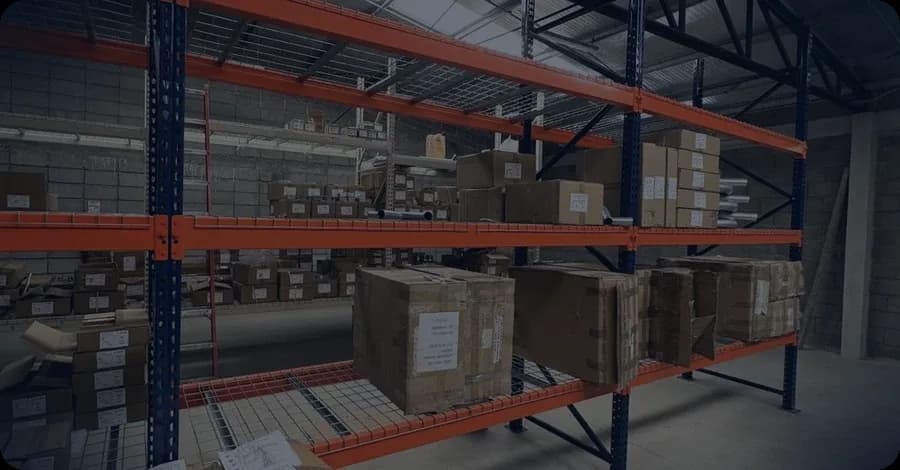 Bodega industrial con equipo