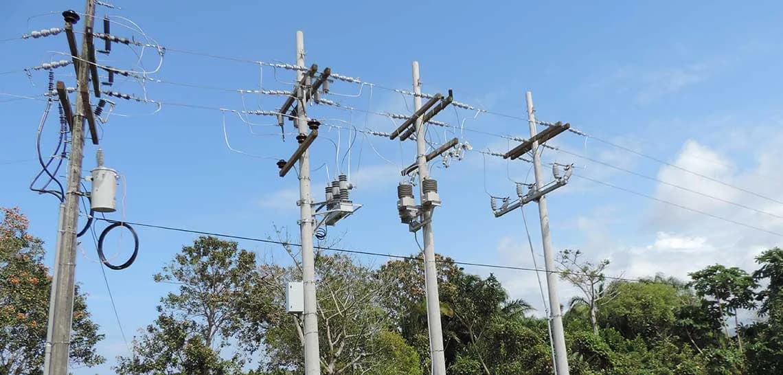 Estructuras primarias de media tensión en Bahía de Tela